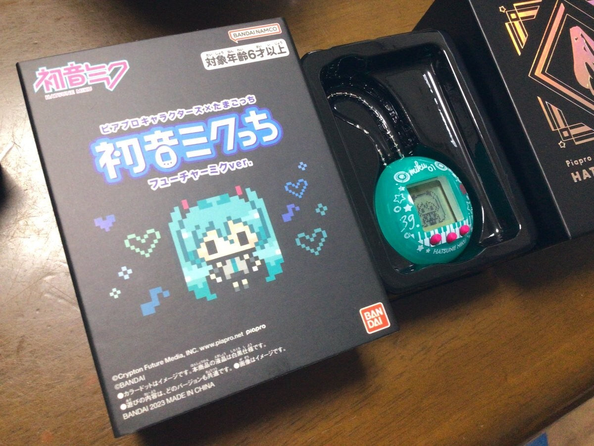 Tamagotchi x Piapro Characters Hatsune Mikutchi Future Miku ver. Limited BANDAI - box and packaging