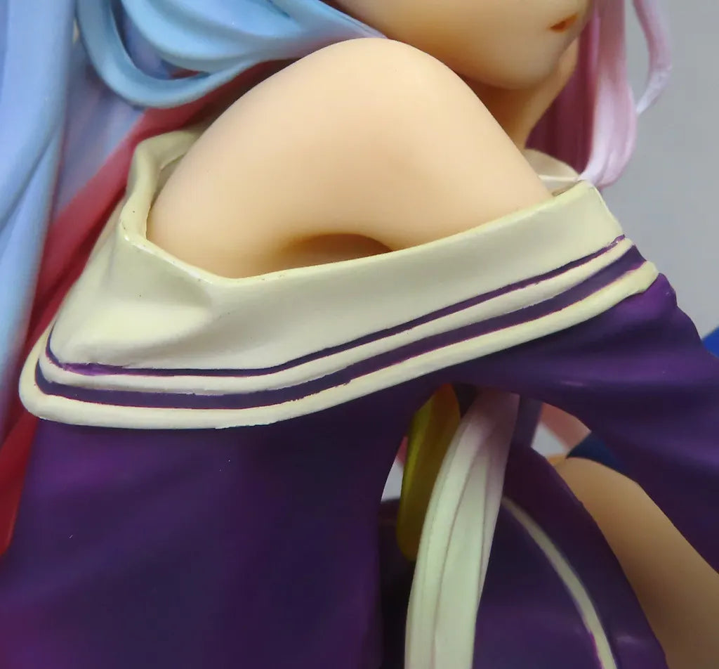 Close-up of a figure showing a purple-and-white outfit and pastel hair.