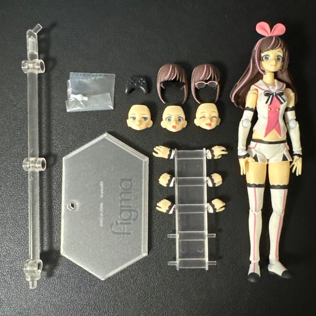Figma Kizuna Ai Figure Max Factory - Figure and included accessories. Reference photograph of the same model; not the exact unit shipped.