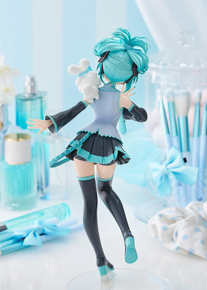Back view of a Hatsune Miku figure with a small Cinnamoroll on her shoulder.