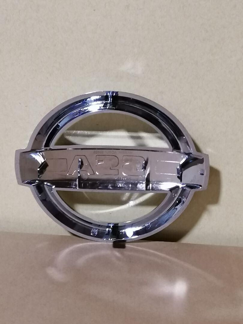 Nissan Days Pathfinder Front Grille Emblem Badge 2016-2020 Silver color Model - photo 4