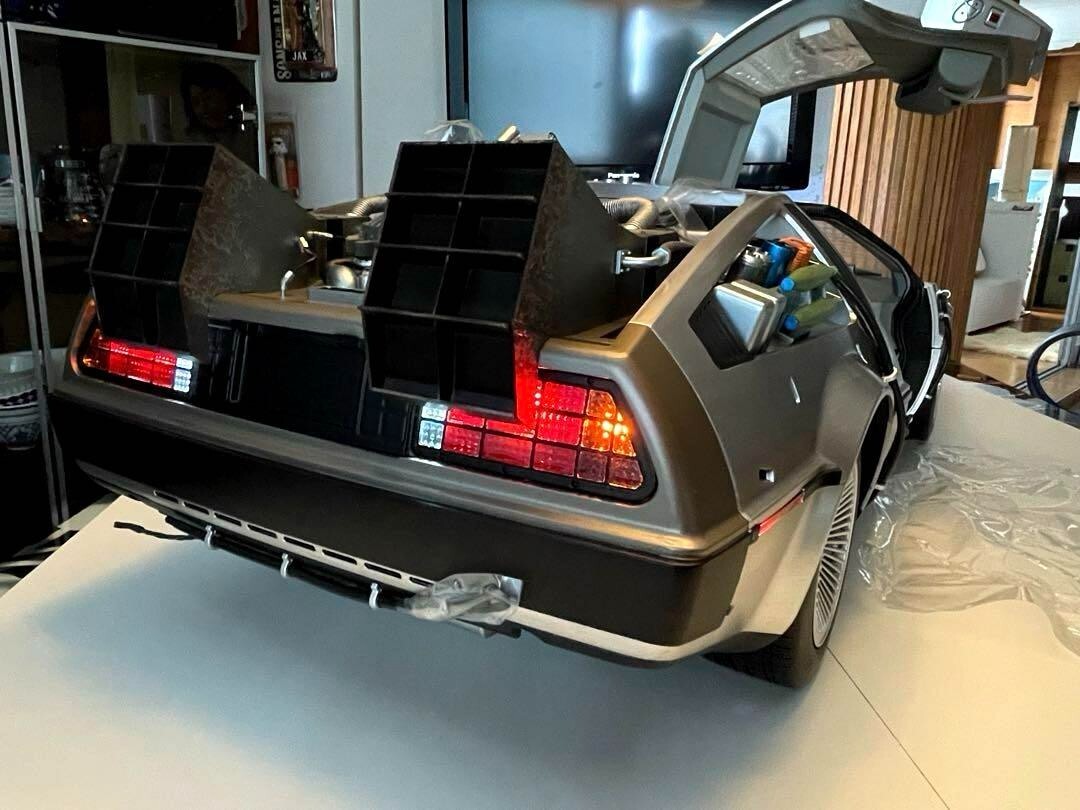 Movie Masterpiece Back to the Future DeLorean Time Machine Hot Toys 1/6 Scale