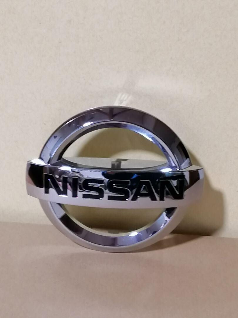 Nissan Days Pathfinder Front Grille Emblem Badge 2016-2020 Silver color Model - photo 3