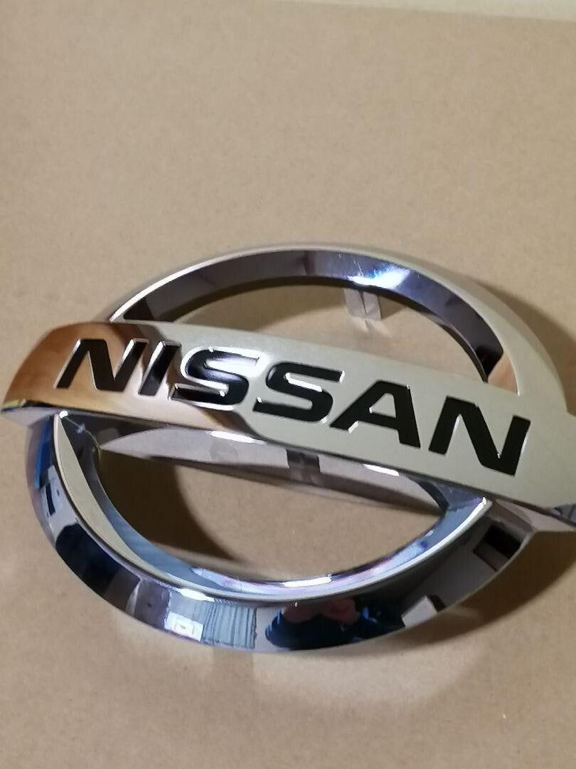 Nissan Days Pathfinder Front Grille Emblem Badge 2016-2020 Silver color Model - photo 2