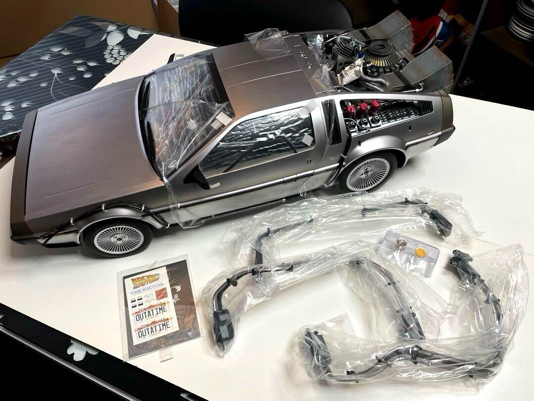 Movie Masterpiece Back to the Future DeLorean Time Machine Hot Toys 1/6 Scale